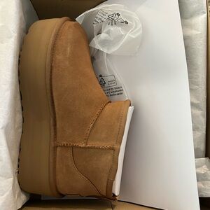UGG Womens Suede Platform Ankle Boot - Chestnut